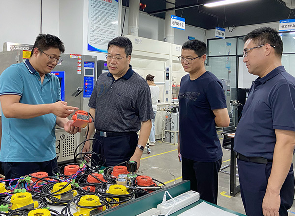 郑州市政协党组成员、副主席范建勋等领导一行莅临乐天堂官网电气调研指导