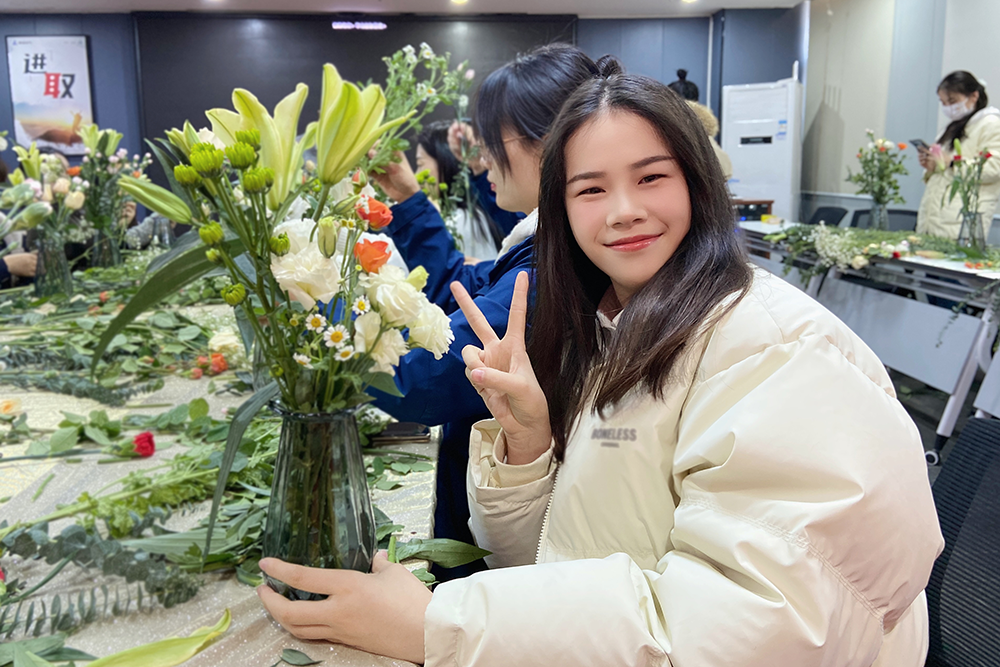 品茗人生·绽放芳华|乐天堂官网电气开展女神节品茗插花活动